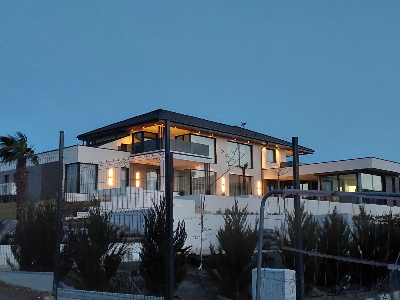 A kész villa esti világítással, Budajenő